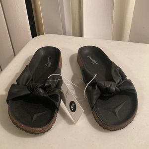 NWT Universal Threads Target Black Thong Sandals with Front Bow Tie Design